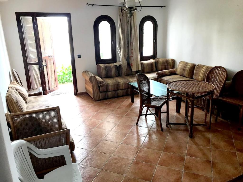 Apartment with 2 bedrooms in Cabo negro with shared pool and furnished terrace 150 m from the beach image 0