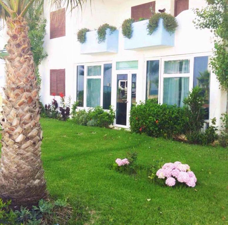 Apartment with 2 bedrooms in Fnideq with furnished garden 10 m from the beach