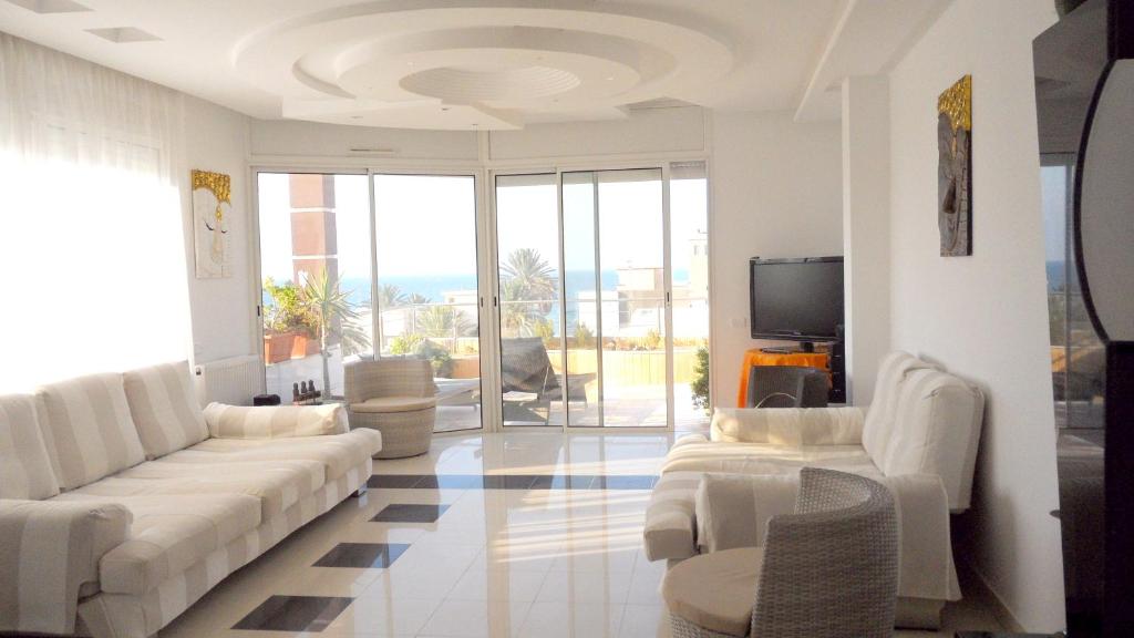 Apartment with 4 bedrooms in Mahdia with wonderful sea view furnished terrace and WiFi 100 m from the beach image 0