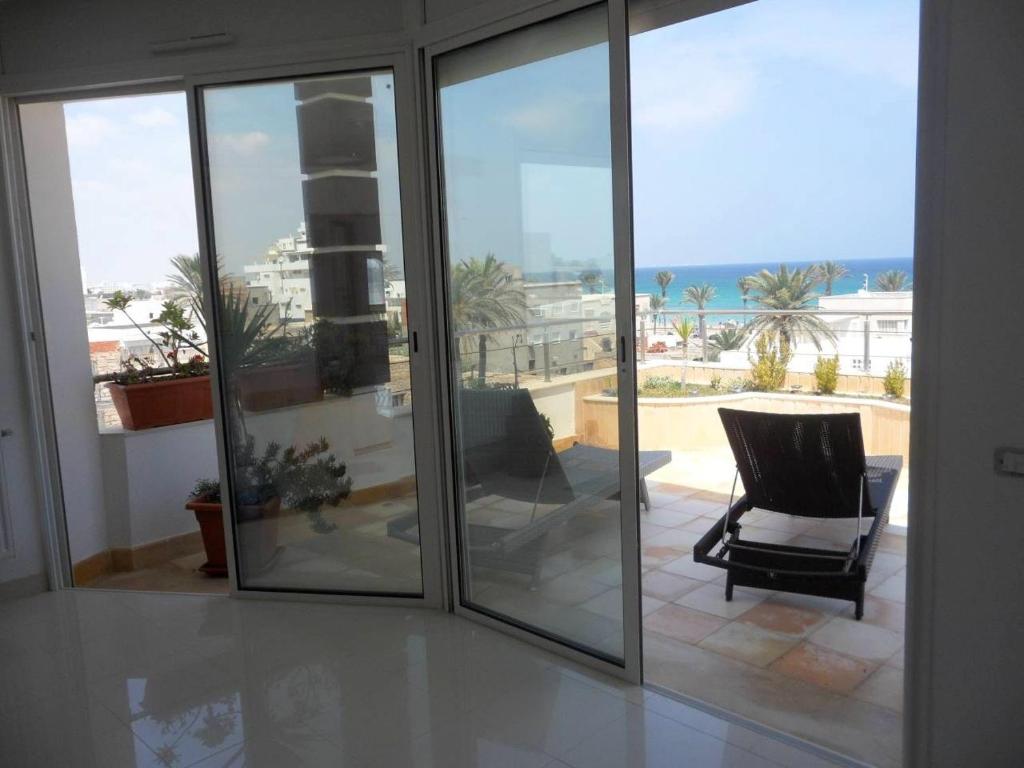 Apartment with 4 bedrooms in Mahdia with wonderful sea view furnished terrace and WiFi 100 m from the beach image 1