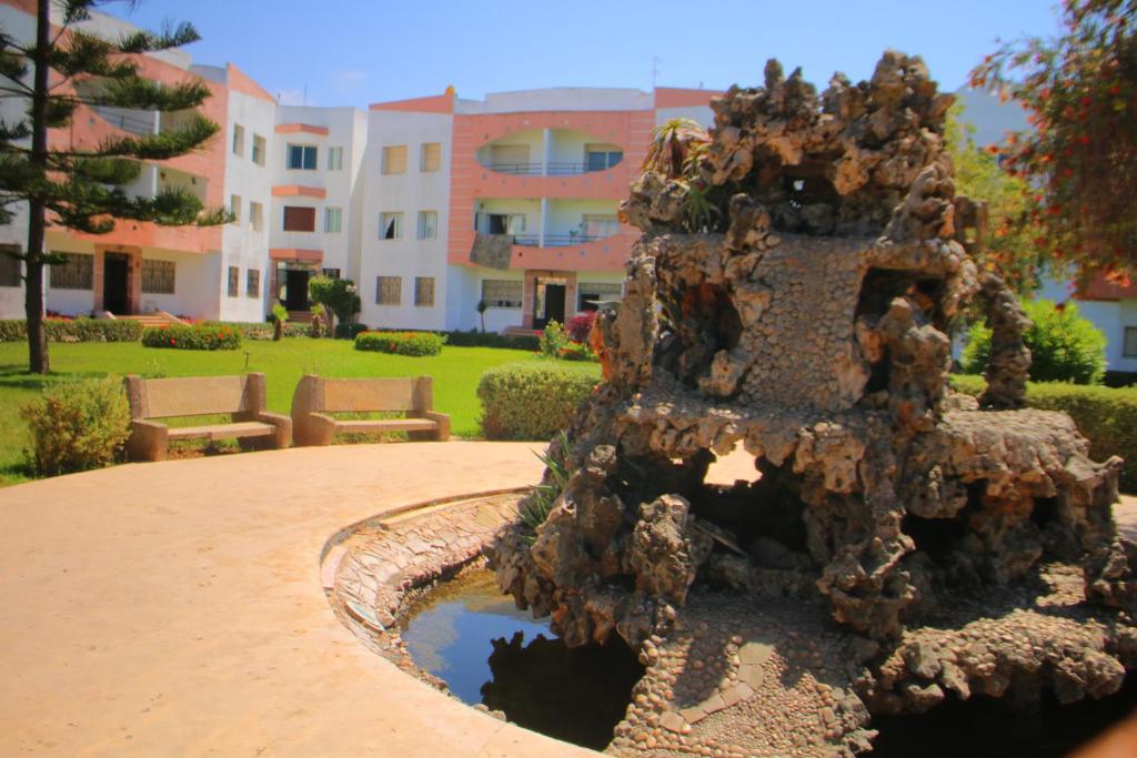 Appartement tout confort avec une grande piscine image 2