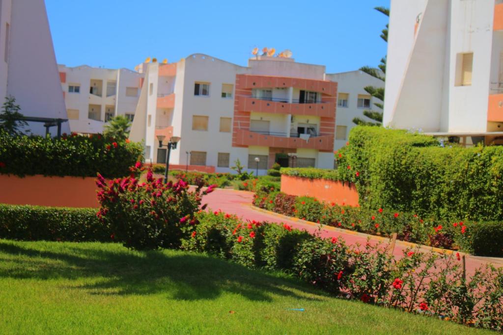 Appartement tout confort avec une grande piscine image 3