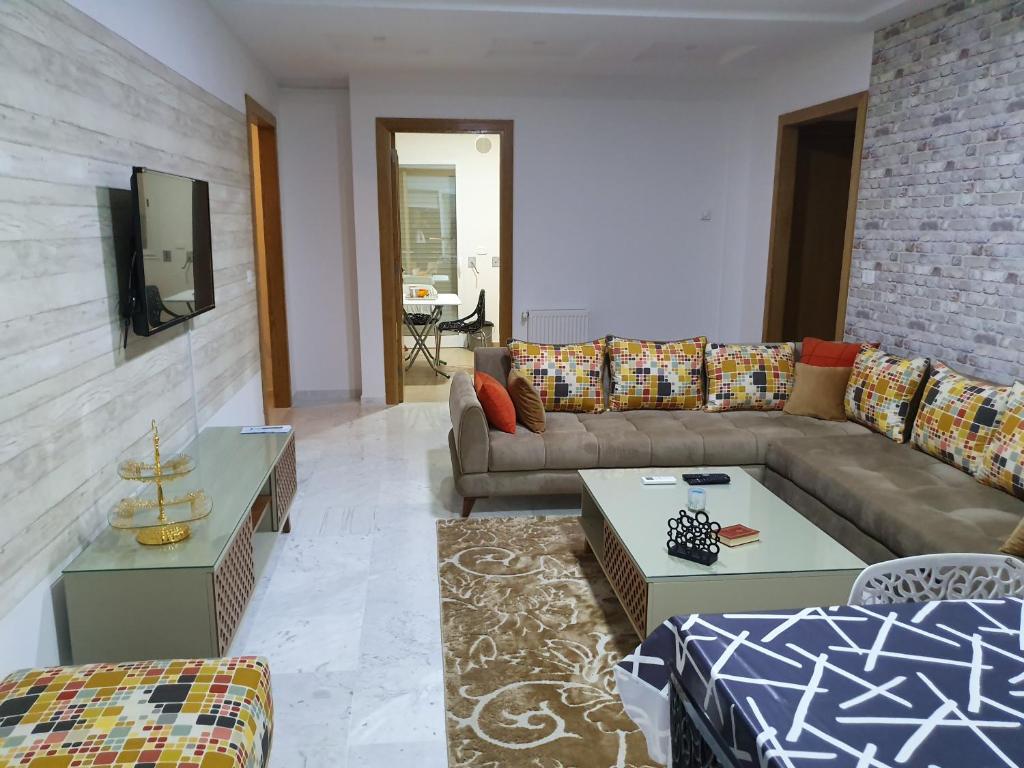 Luxury and Splendid 2 Bedrooms Apartment in Jardin De Carthage Tunis image 1