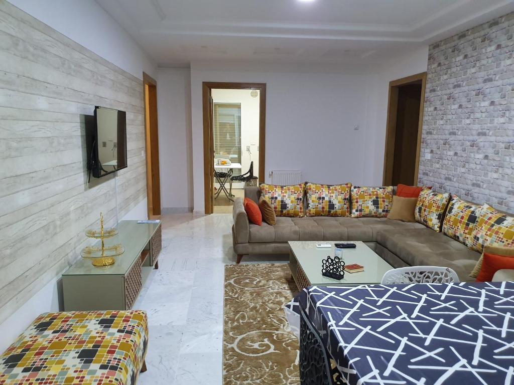 Luxury and Splendid 2 Bedrooms Apartment in Jardin De Carthage Tunis image 2