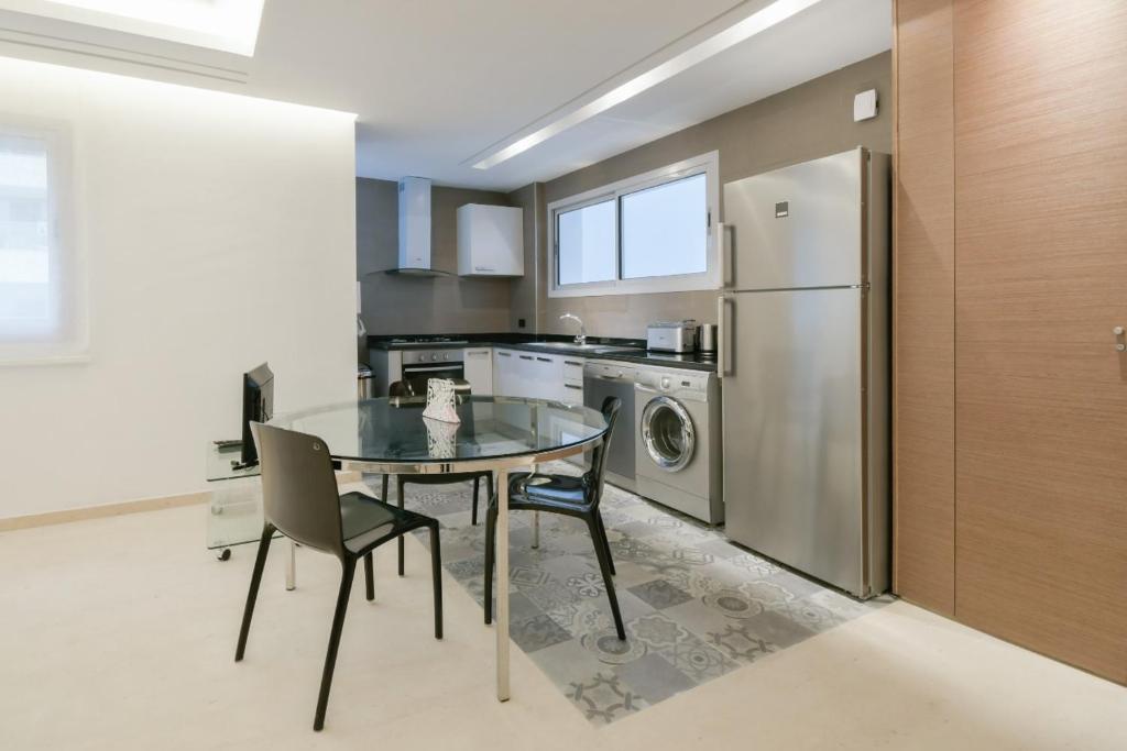 Luxury one bedroom apartment - Best location image 8