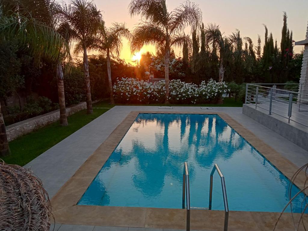 Maison moderne de plein pied avec jardin et piscine image 6