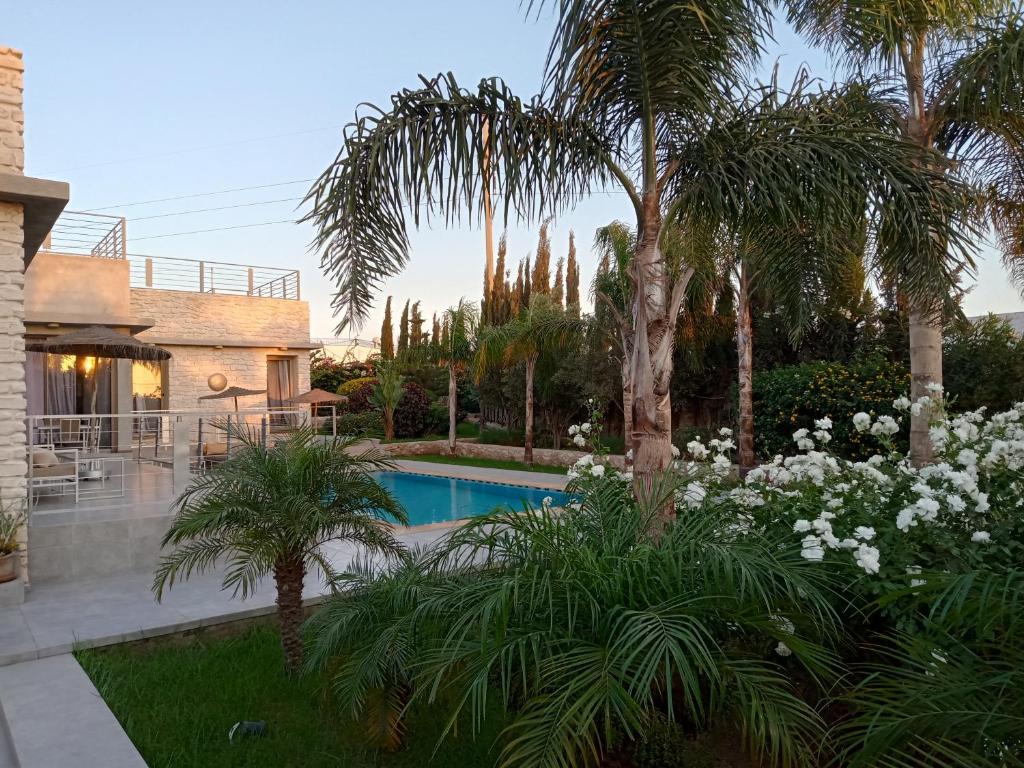 Maison moderne de plein pied avec jardin et piscine image 7