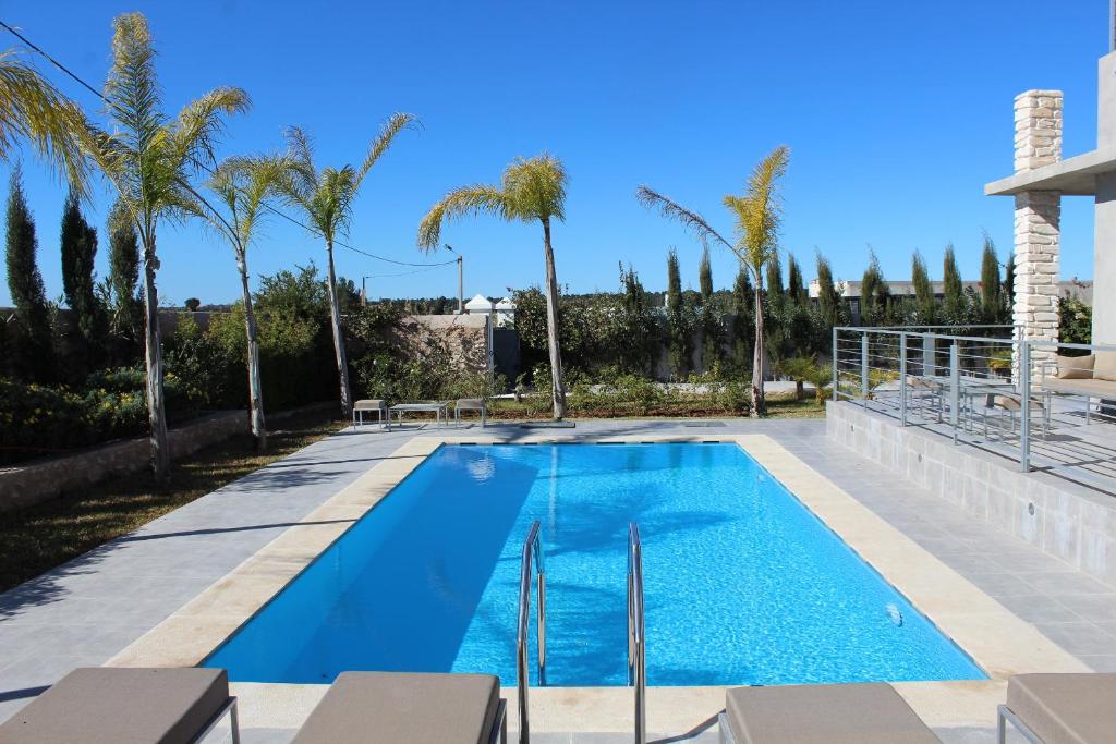 Maison moderne de plein pied avec jardin et piscine image 9