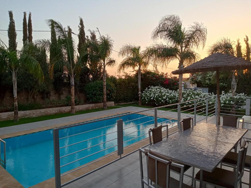 Maison moderne de plein pied avec jardin et piscine