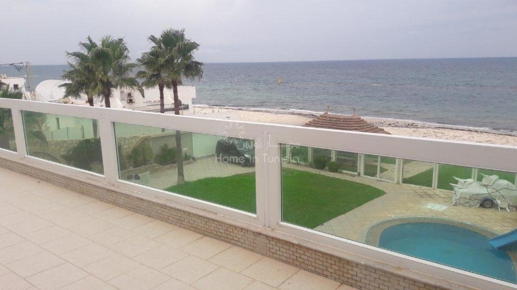 Prestigieuse villa pieds dans l'eau image 0