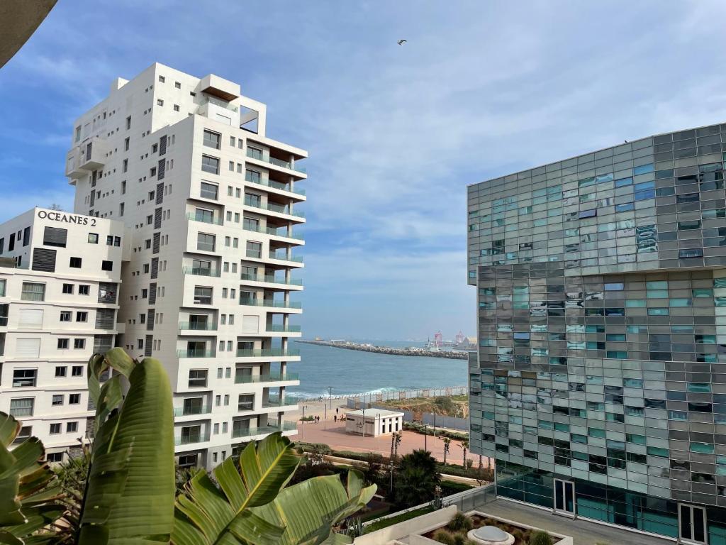 Superb new apartment with see view & free parking image 2