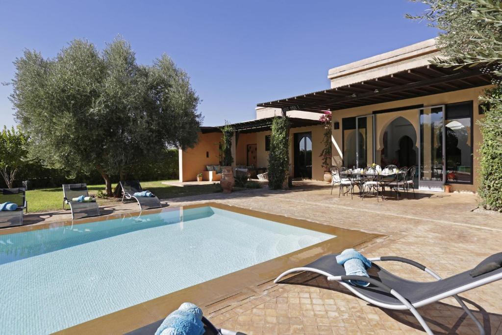 Villa DOMOLIV en exclusivité avec piscine et terrain de tennis privé image 2