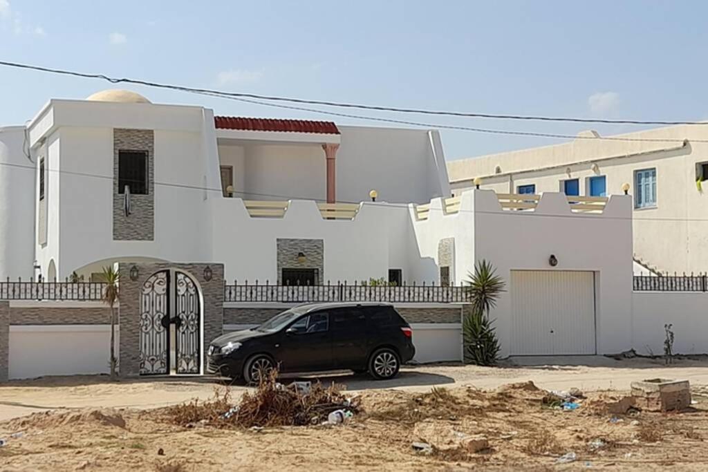 Villa meubler avec piscine et abri de voiture