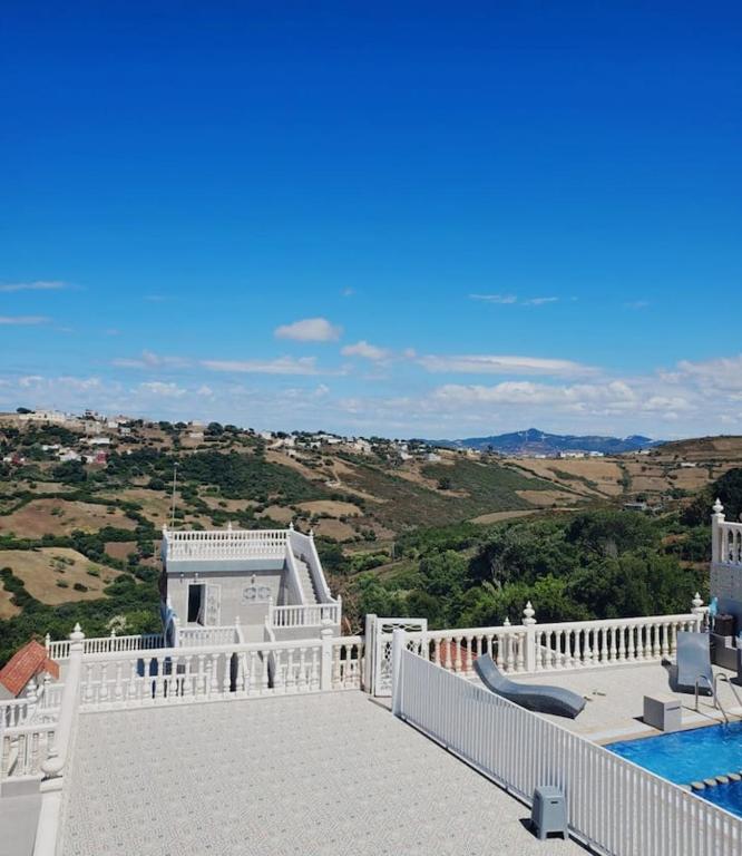 Villa Overlooking Beach - Private Swimming Pool! image 3